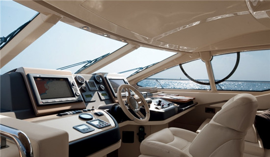 辛普森成功交付广州第一艘「Azimut60」游艇