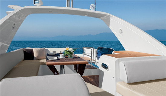 辛普森成功交付广州第一艘「Azimut60」游艇