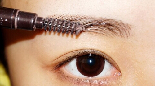 尺子修眉实用图解 韩式一字眉怎么修?