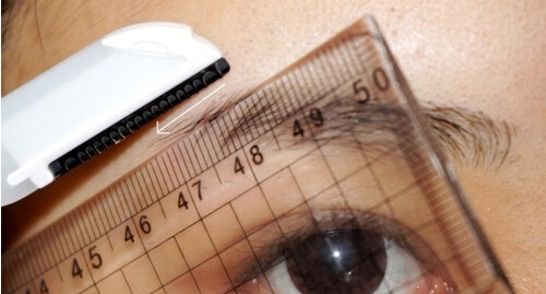 尺子修眉实用图解 韩式一字眉怎么修?