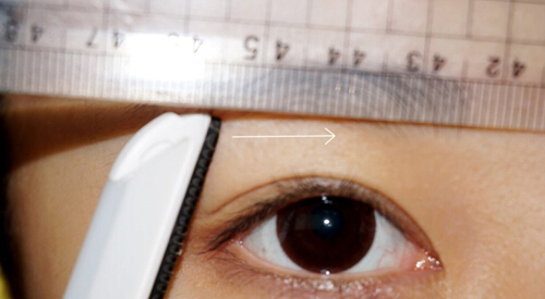 尺子修眉实用图解 韩式一字眉怎么修?