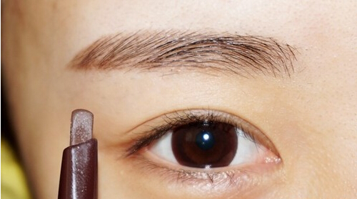 尺子修眉实用图解 韩式一字眉怎么修?