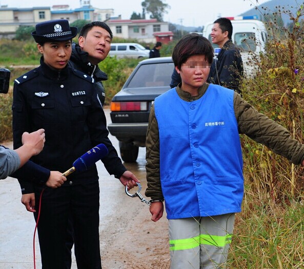 云南14岁少女杀人抛尸 警方押解进行现场指认