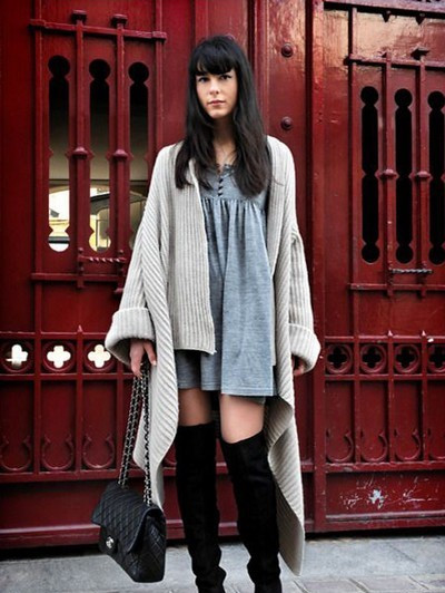 秋冬穿衣搭配技巧示范 连衣裙+过膝靴修腿型显腿长