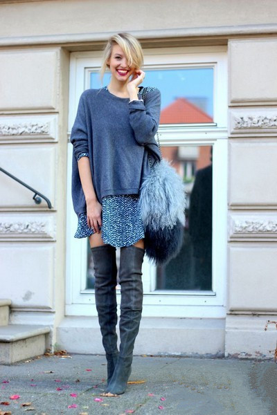 秋冬穿衣搭配技巧示范 连衣裙+过膝靴修腿型显腿长