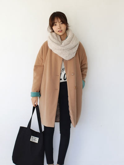 秋冬服装搭配机巧示范 冰淇淋色大衣甜美迷人