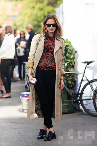 女士<a href='http://www.china1f.com' target='_blank'><a href='http://www.china1f.com' target='_blank'>服装</a></a>流行趋势 长款风衣飘逸有型