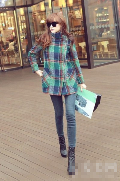 格纹呢大衣<a href='http://www.china1f.com' target='_blank'>服装</a>流行趋势 复古英伦风帅感十足
