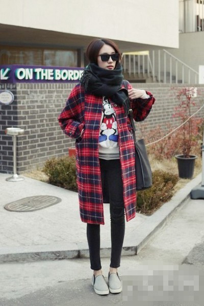 格纹呢大衣<a href='http://www.china1f.com' target='_blank'>服装</a>流行趋势 复古英伦风帅感十足