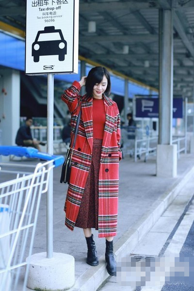 格纹呢大衣<a href='http://www.china1f.com' target='_blank'>服装</a>流行趋势 复古英伦风帅感十足