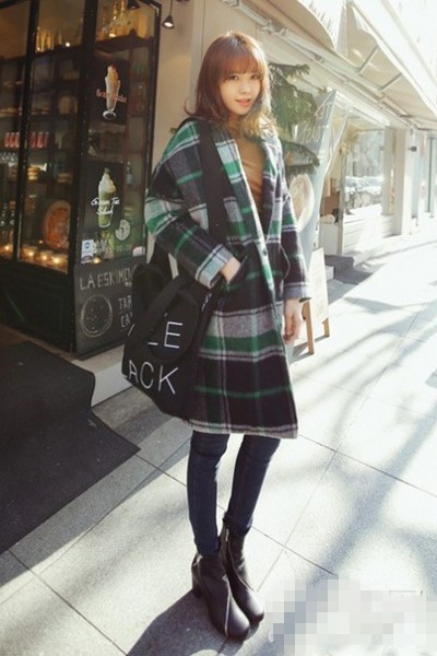 格纹呢大衣<a href='http://www.china1f.com' target='_blank'>服装</a>流行趋势 复古英伦风帅感十足