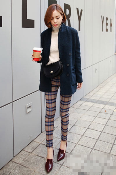 秋冬<a href='http://www.china1f.com' target='_blank'>服装</a>搭配技巧示范 黑色系大衣展风采