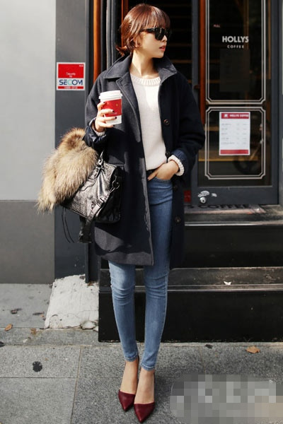 秋冬<a href='http://www.china1f.com' target='_blank'>服装</a>搭配技巧示范 黑色系大衣展风采