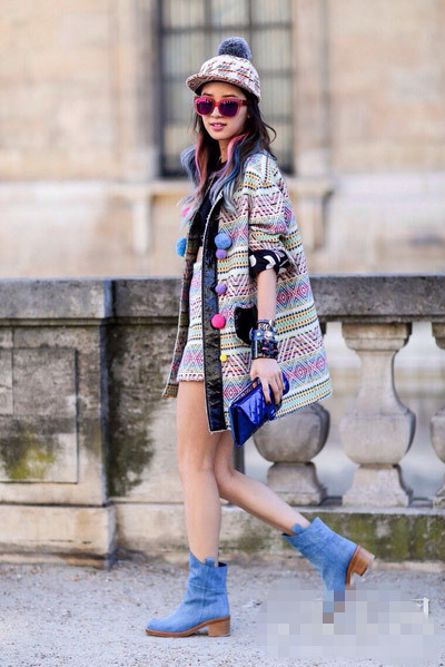 秋冬穿衣搭配技巧示范 同颜色帽子&外套显高又显瘦