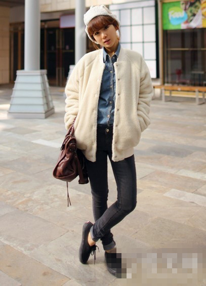 秋冬穿衣搭配技巧示范 同颜色帽子&外套显高又显瘦