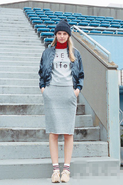 秋冬穿衣搭配技巧示范 同颜色帽子&外套显高又显瘦