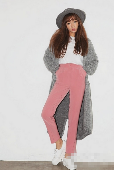 秋冬穿衣搭配技巧示范 同颜色帽子&外套显高又显瘦