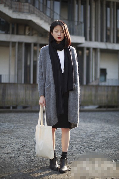 秋冬<a href='http://www.china1f.com' target='_blank'>服装</a>流行趋势示范 毛衣开衫长款显高瘦