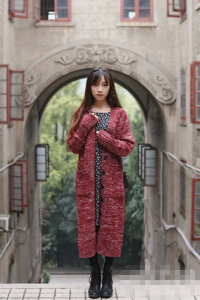 秋冬<a href='http://www.china1f.com' target='_blank'>服装</a>流行趋势示范 毛衣开衫长款显高瘦