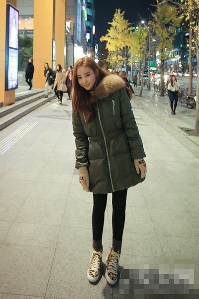 羽绒服+运动鞋 活力穿衣搭配技巧暖意融融
