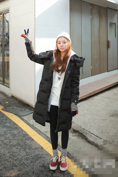 羽绒服+运动鞋 活力穿衣搭配技巧暖意融融