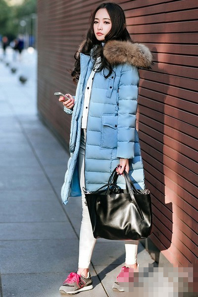 羽绒服+运动鞋 活力穿衣搭配技巧暖意融融