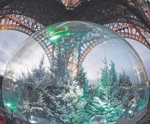 巴黎埃菲尔铁塔下设置巨大水晶球 令人叹为观止