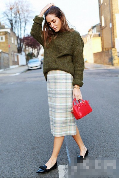 本季<a href='http://www.china1f.com' target='_blank'>服装</a>流行趋势示范:宽松套头衫+半裙