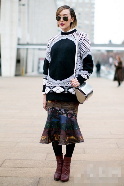 本季<a href='http://www.china1f.com' target='_blank'>服装</a>流行趋势示范:宽松套头衫+半裙