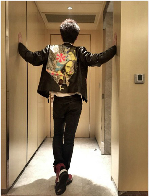 除了实力还要拼穿衣搭配 鹿晗身着48万皮衣亮相