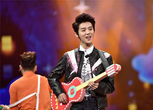 除了实力还要拼穿衣搭配 鹿晗身着48万皮衣亮相