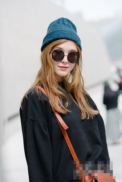 <a href='http://www.china1f.com' target='_blank'>服装</a>流行趋势“夯货” 小脸神器粗针毛线帽