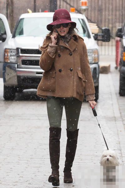 再吹斗篷大衣<a href='http://www.china1f.com' target='_blank'>服装</a>流行趋势风 唤起你的小女孩情怀