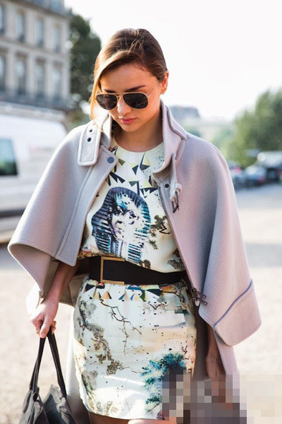 再吹斗篷大衣<a href='http://www.china1f.com' target='_blank'>服装</a>流行趋势风 唤起你的小女孩情怀