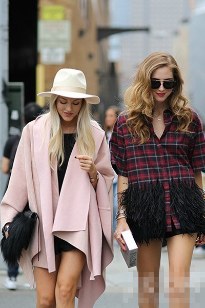 再吹斗篷大衣<a href='http://www.china1f.com' target='_blank'>服装</a>流行趋势风 唤起你的小女孩情怀