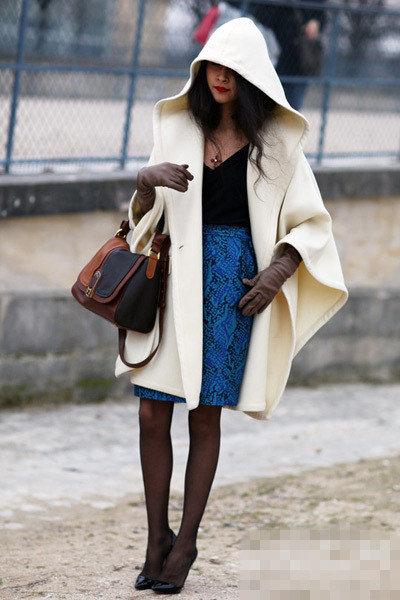 再吹斗篷大衣<a href='http://www.china1f.com' target='_blank'>服装</a>流行趋势风 唤起你的小女孩情怀