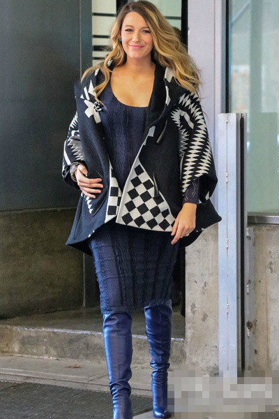 再吹斗篷大衣<a href='http://www.china1f.com' target='_blank'>服装</a>流行趋势风 唤起你的小女孩情怀