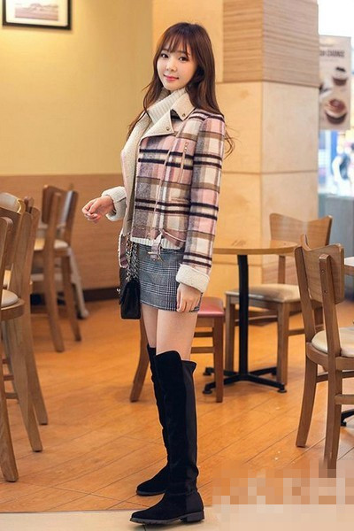 冬季<a href='http://www.china1f.com' target='_blank'>服装</a>流行趋势示范 包臀半身裙穿出玲珑曲线