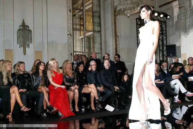 凯特-哈德森穿衣搭配助阵Versace秀 性感红裙抢风头