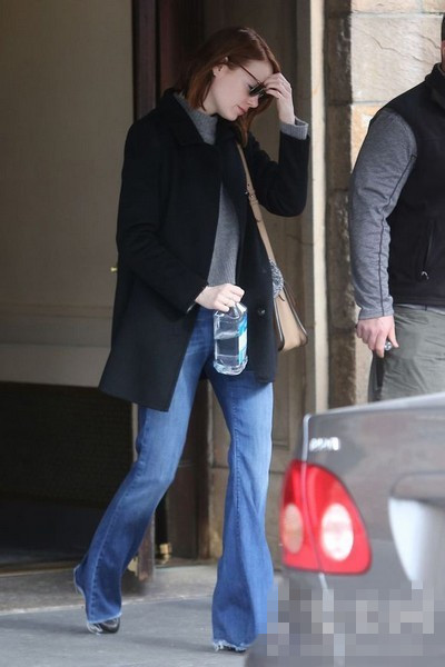 less is more!艾玛·斯通教你简约风穿衣搭配