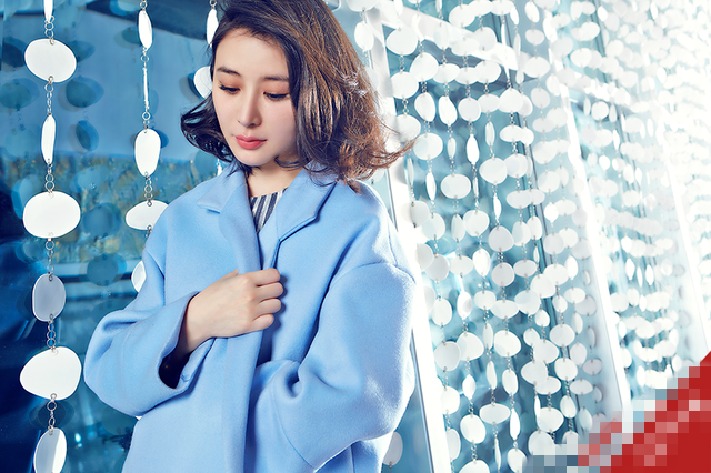 熊乃瑾条纹装穿衣搭配示范 大气高档有型