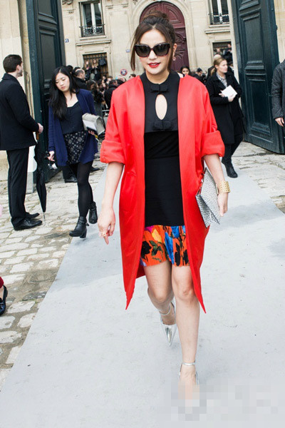 赵薇成阿里第二股东 穿衣搭配“壕”气十足