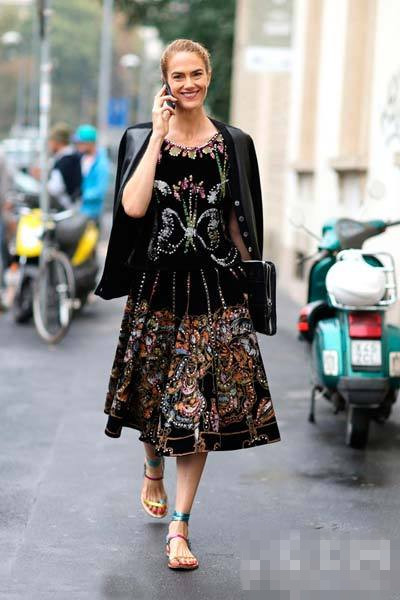 早春告别黑灰白 印花裙<a href='http://www.china1f.com' target='_blank'>服装</a>流行趋势任你挑