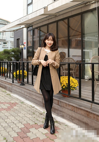 爱上无领大衣<a href='http://www.china1f.com' target='_blank'>服装</a>流行趋势 天鹅美颈秀出来