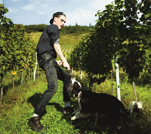 牛仔狂人看过来 万能型男穿衣搭配技巧示范