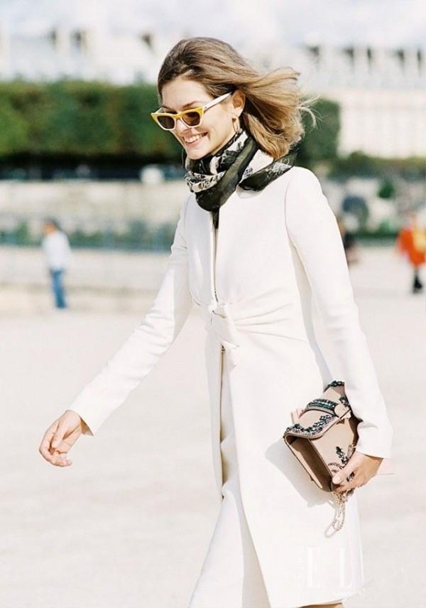 印花丝巾穿衣搭配技巧 完全颠覆你的冬日LOOK