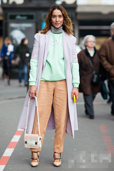 春季<a href='http://www.china1f.com' target='_blank'>服装</a>流行趋势示范 浅色大衣+裤装甜美又有型