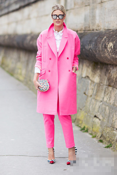 春季<a href='http://www.china1f.com' target='_blank'>服装</a>流行趋势示范 浅色大衣+裤装甜美又有型