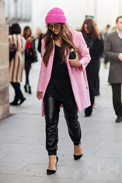 春季<a href='http://www.china1f.com' target='_blank'>服装</a>流行趋势示范 浅色大衣+裤装甜美又有型