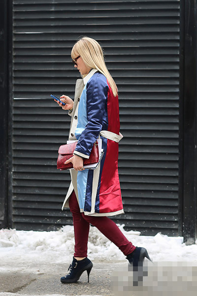 “拼”出时髦感!拼色搭配5招穿衣搭配技巧示范